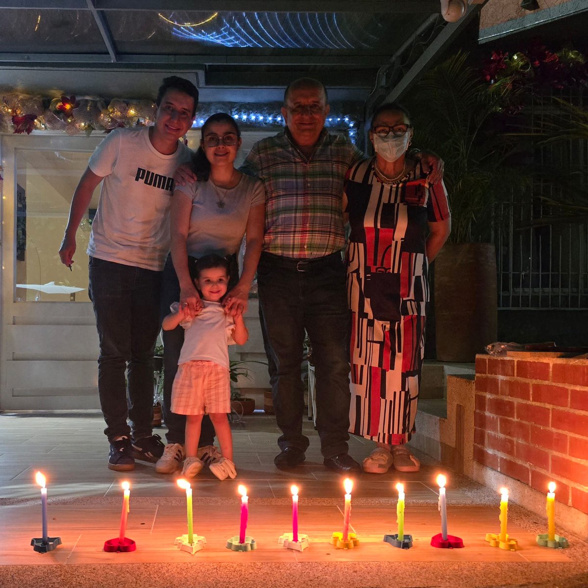 En familia encendemos la luz no solo para celebrar, sino para iluminar el camino y sembrar esperanza, brindando así un futuro brillante y prospero para todos los tolimenses. 🕯️