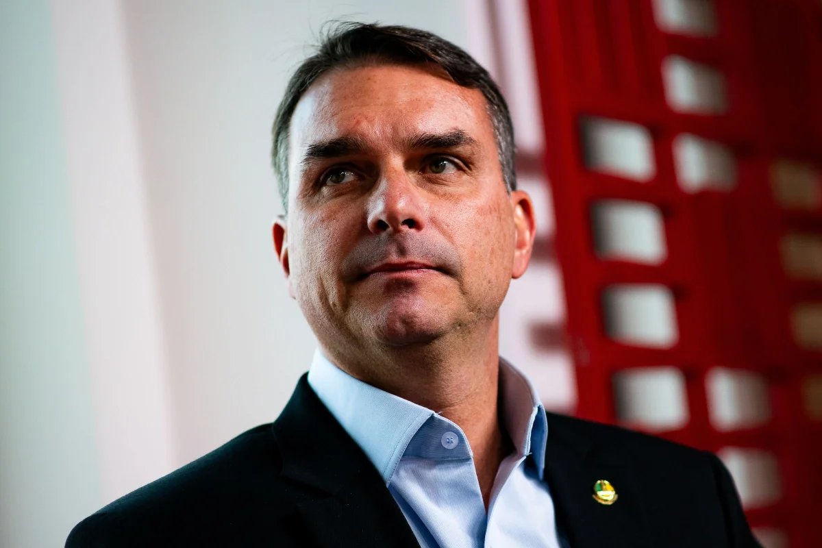 MarioNawfal's tweet image. 🇧🇷 FLÁVIO BOLSONARO: "FREE ALL POLITICAL PRISONERS AND I’LL QUIT THE PRESIDENTIAL RACE"

Flávio was never the first choice. Just the fallback after his father was jailed for a coup he never committed.

He says Jair Bolsonaro personally tapped him to run. After the announcement,…