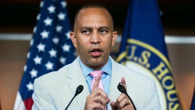 RedLineReportt's tweet image. 🚨BREAKING: Democrat Congressman Hakeem Jeffries says that:

 “Every human being has the legal right to come to the United States and seek asylum or shelter.&quot;  

What are your Thoughts?