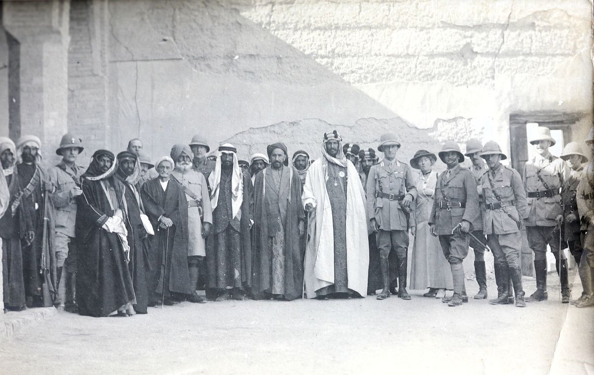 «هذه الصور النادرة (1915 – 1917) ليست مجرد لقطات تاريخية .. بل شواهد حيّة على اللحظة التي ظهر فيها الملك عبدالعزيز بن عبدالرحمن آل سعود - طيّب الله ثراه - كقوة يصعب تجاهلها في معادلات المنطقة.

في تلك السنوات، كانت الدول العظمى تعيد رسم خرائط الشرق، و كان عبدالعزيز ــ وحده ــ