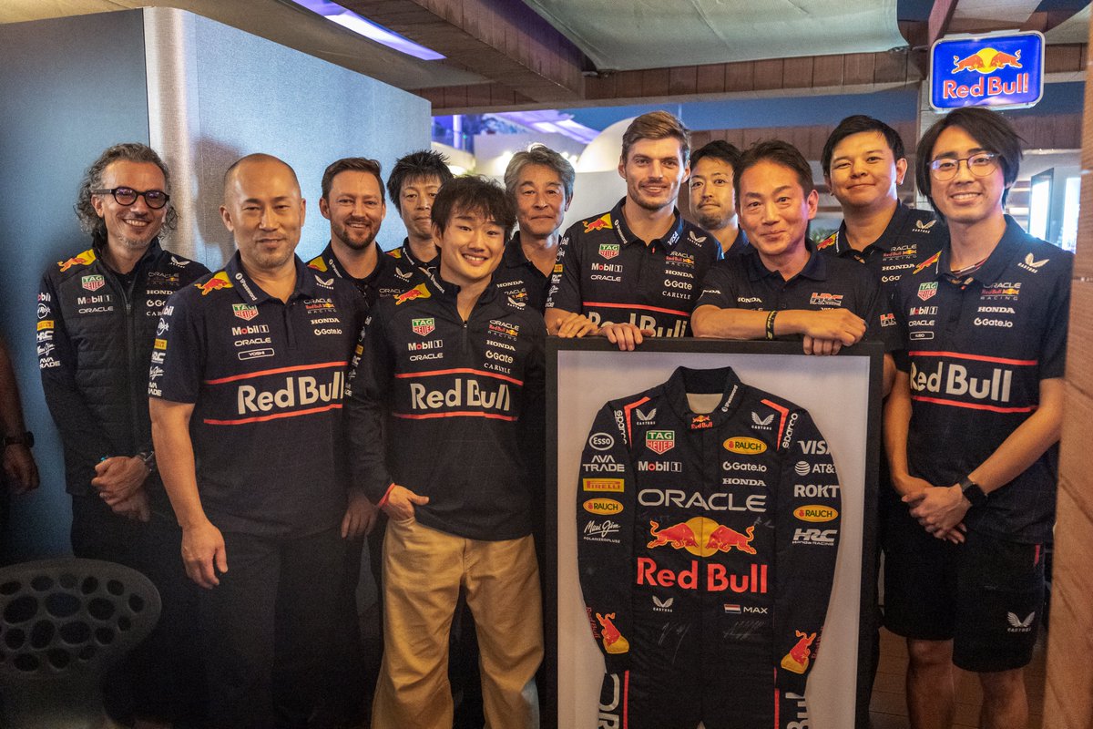 HondaJP_Live's tweet photo. Oracle Red Bull Racingとの最終戦。

マックス・フェルスタッペン選手、角田裕毅選手、そして共にF1で戦ったHRCのメンバーたち。

#F1jp #AbuDhabiGP https://t.co/BoZcRC3NrB