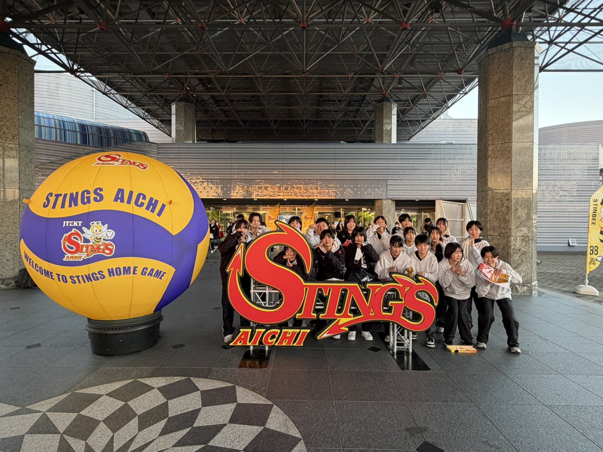 JHS8_U14's tweet photo. 長女から、招待券50枚GETして❣️
JTEKT STINGS🐝の応援にやって来ています👍

男子ならではの力強いサーブ•アタックと目を見張るプレーの連続‼️
選手たちは、何を��じ取ったかわかりませんが、その後の練習ではいつもと違うプレーがとびだしていました😅💦

その調子で、多智花杯頑張れ‼️‼️‼️ https://t.co/ng0XtrGUIv
