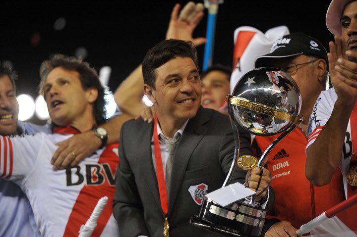 🔜🏆RIVER JUGARÁ SUDAMERICANA 2026
Con el triunfo de Racing frente a Boca Juniors, el Millonario perdió la única chance que le quedaba de clasificar al repechaje de Copa Libertadores y el año que viene se hará presente en la Copa Sudamericana.