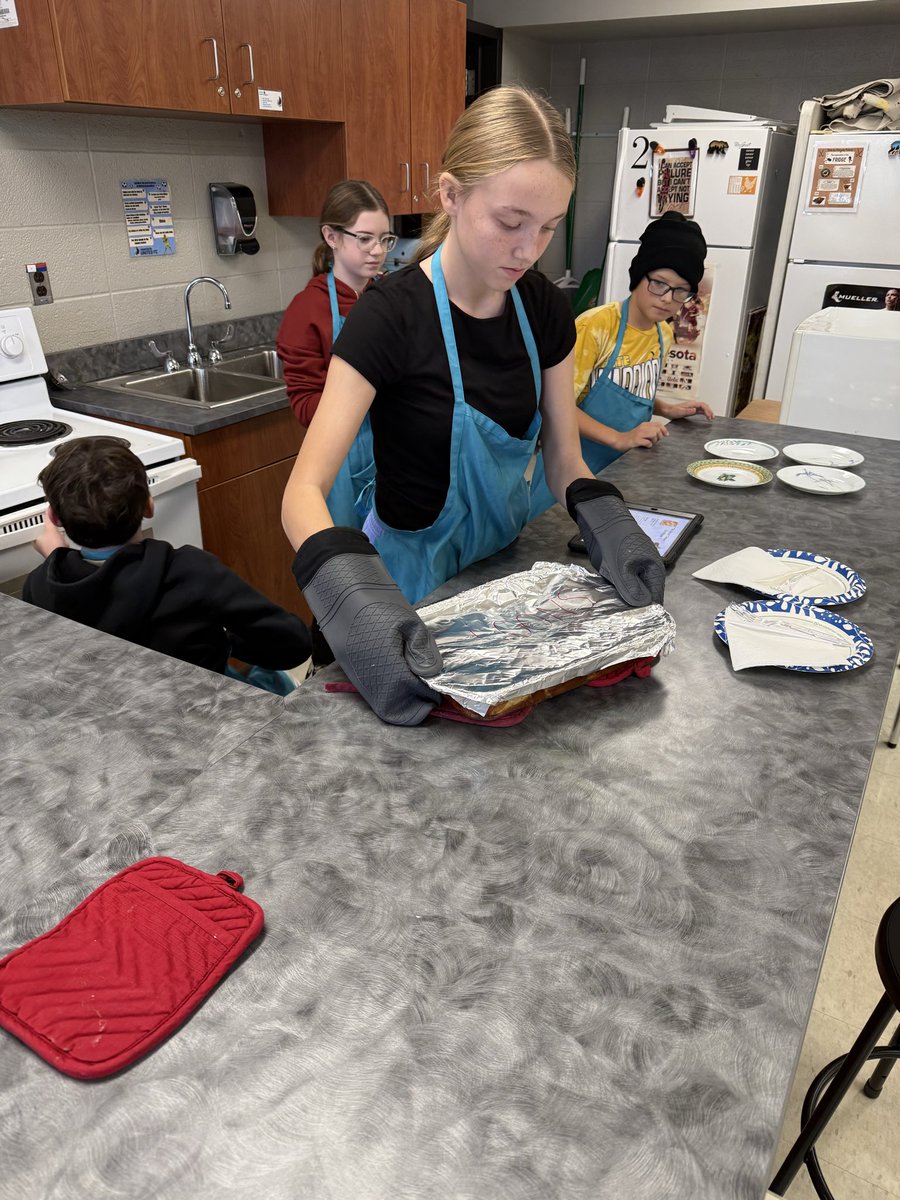 Business Math 7 got into the holiday spirit! Not only did they test out the enchiladas but they also donated meals for a special Christmas giveaway drawing for our staff. 🎄✨
Tis the season for good food, giving back, &amp; a whole lot of Bear Pride! 🌟<a href="/ByronMSBears/">Byron Middle School</a> <a href="/ByronBears/">Byron Public Schools</a>