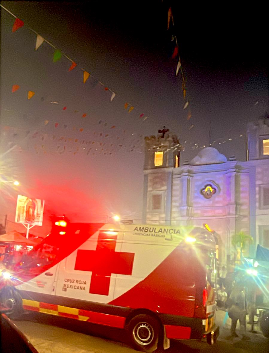 #Enterate 🔴 Porque #AyudarNosMueve  paramédicos de #CruzRojaTabasco brindaron auxilio a peregrinos provenientes de estados vecinos que acuden al Santuario de Guadalupe, recuerda ante una emergencia llama al 9-1-1 📲 🚑