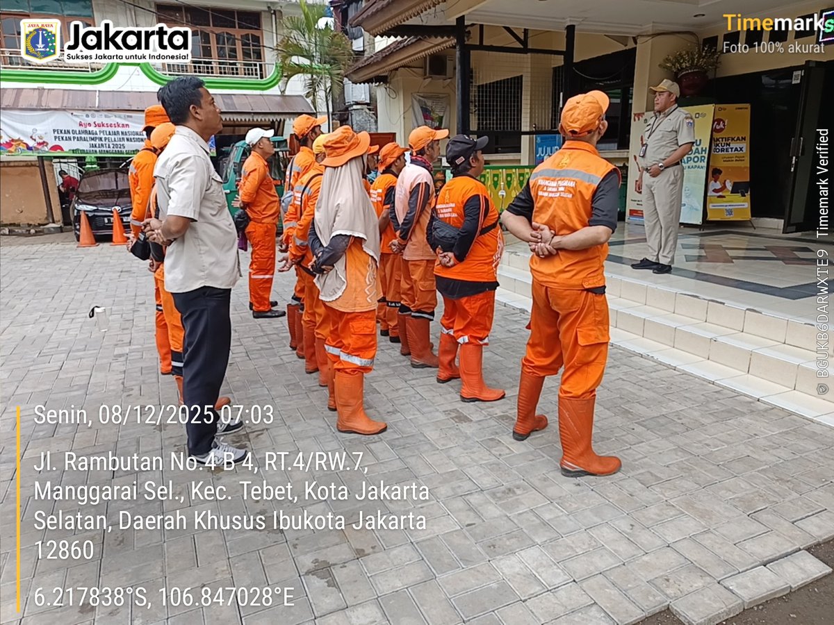 mang_sel's tweet photo. Kegiatan Apel Pagi PJLP PPSU Kelurahan Manggarai Selatan dengan arahan tugas dan penyampaian informasi kegiatan oleh Kasi Ekbang Bp Mohamad Priyono di halaman Kantor Kelurahan - Senin, 8 Desember 2025. https://t.co/iq5xFVF72V