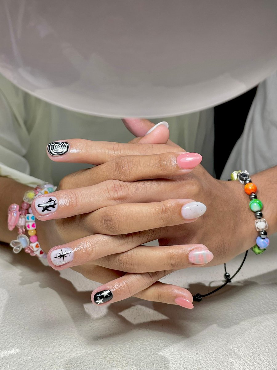 6louwds's tweet photo. just doing a nail art together with my boyfriend as a refreshing before uas (lucu amay) https://t.co/Vai2q3wBCA
