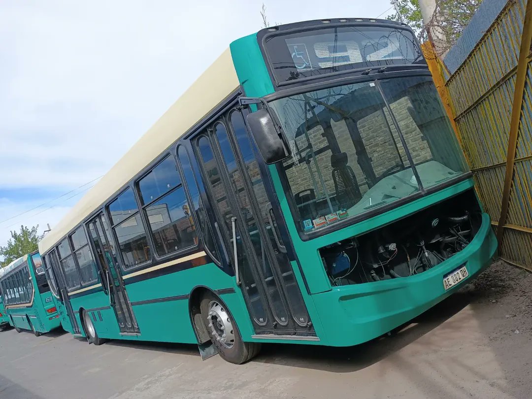CiudadDeBondis's tweet photo. #CaminoAl2026

Y llegaron nomas los dos ex 152 para la #Linea92, tal como anticipamos. Se retira el último modelo 2012, por ende la 92 llega al 2026 sin coches vencidos.
A la izquierda, el "nuevo" #2 que ya salió y a la derecha el #51, esperando salir.

📸IG Linea 92 https://t.co/9gg8iKeN6W