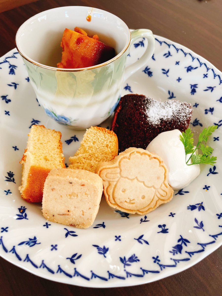 nobinobiikouyo's tweet image. めぇこちゃんのスィーツ
（@kiduitahitsuji ）
今回のイベントでもとっても美味しかったです✨

大好きなかぼちゃプリン大人気✨
一度食べたら忘れられない味だよね！！

スペシャルセットのスィーツの盛り合わせは豪華でめぇこの愛がてんこ盛り💖
皆さん感激していました！