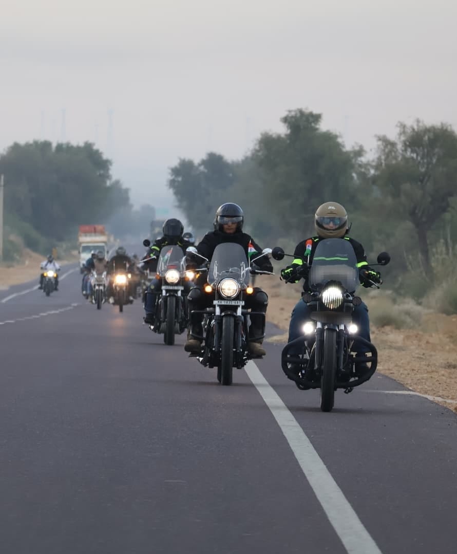KonarkCorps's tweet photo. "Saluting Courage & Duty"
Honouring the spirit of #ParakramDiwas, a #MotorcycleExpedition was conducted by #BattleAxeDivision from #Jaisalmer to #Laungewala to honour the Valour & Sacrifice of the #ValiantWarriors & #Bravehearts – testament of #IndianArmy, #InServiceOfNation.
As part of the event, sweets & warm clothes were distibuted to the children at Goverment Primary School, #NiraKiDhani village, Laungewala reflecting unwavering commitment of #KonarkCorps & spirit of #ServiceBeforeSelf.
#SouthernCommand
#NationFirst
@adgpi
@IaSouthern
@PRODefRjsthn