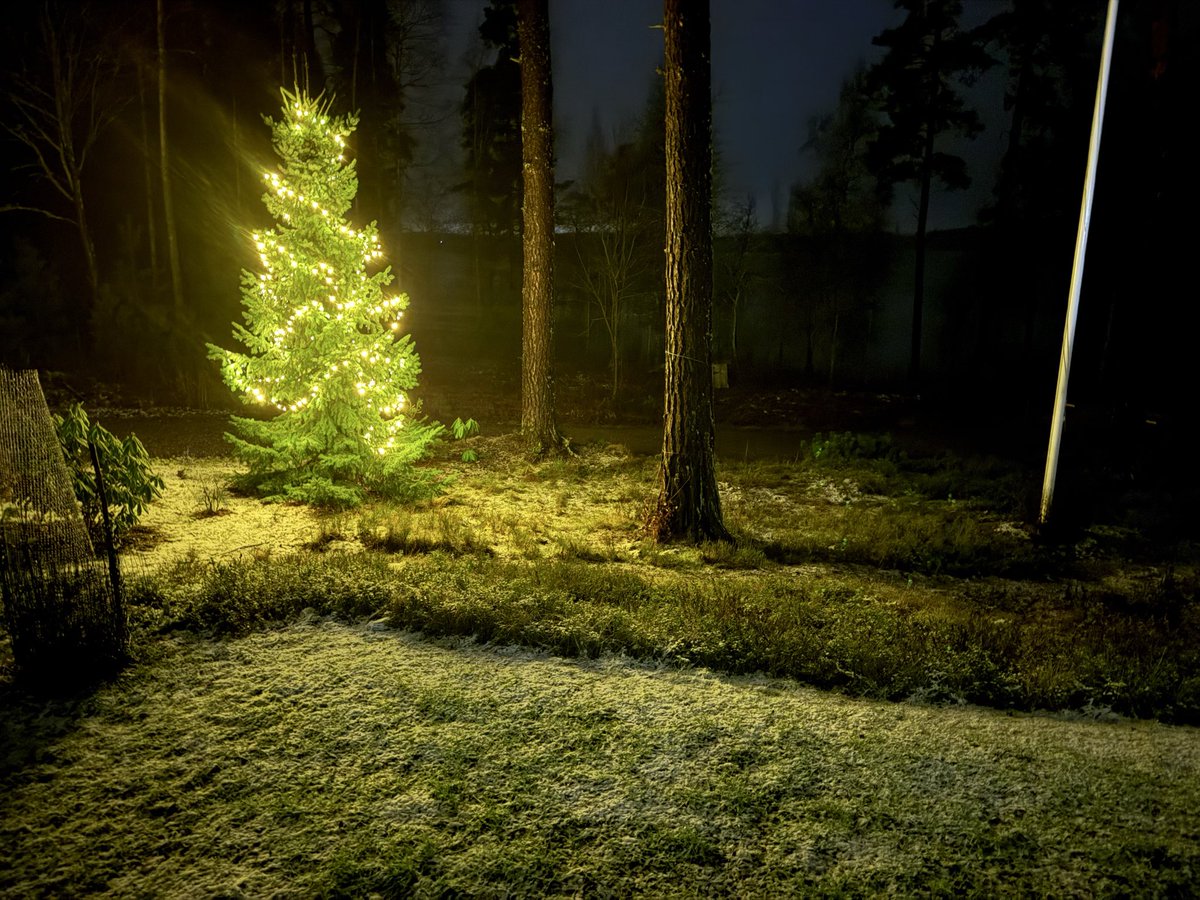 Yksi ilonaihe tässä pimeydessä ja räntäsateessa: pääsee vielä uimaan aamuin illoin venelaiturilta. #elämänilonjäljillä