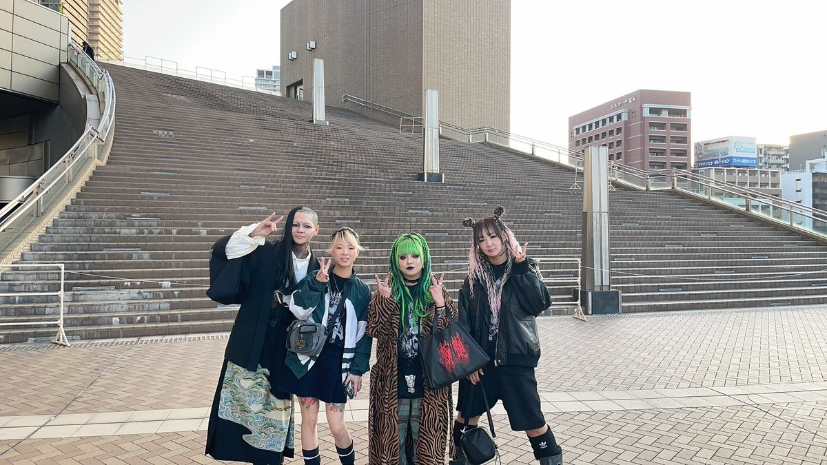 姉貴と最強夫婦に挟まれて😏💚えぇやろ！！ふふふふ🐸
そして誰も怖くないでしゅ。
<a href="/bmshero/">ヒロ @DIR 蜿蜒　12/6 12/7 なんばHatch</a> 
<a href="/kk122238/">KANA</a>