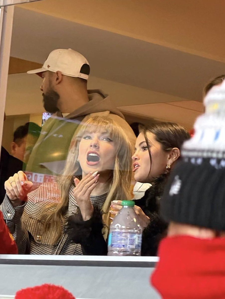 Selena Gomez and Taylor Swift together at the Texans vs Chiefs game.