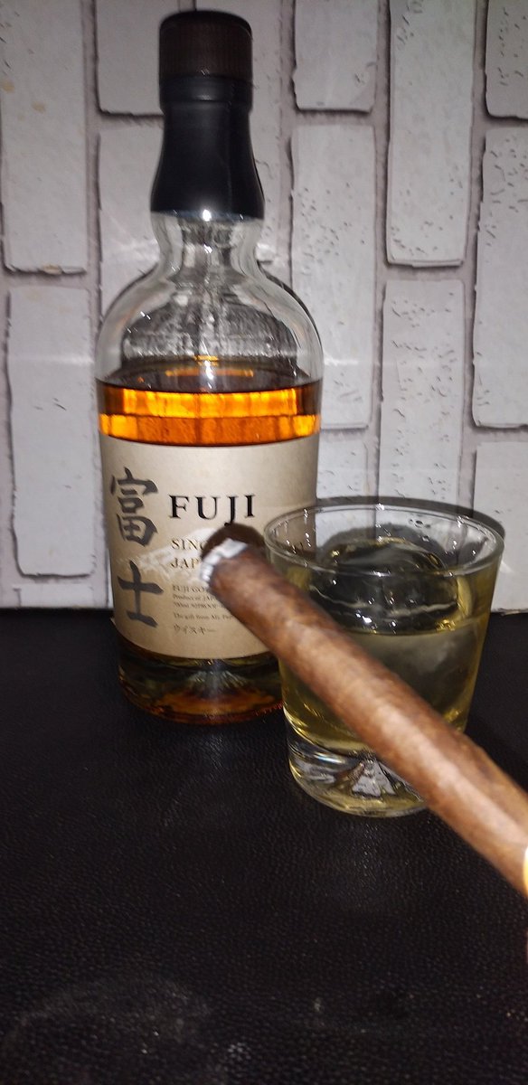 9639ryo's tweet photo. 日曜のウヰスキー
自分の好みのジャックジンジャーは #JACKDANIELS #RYE45%、NO.7よりスッキリ��のに飲み応��◎、#FORPEATSSAKE で煙HB、#富士SINGLEMALT ロックにチョコフレーバーの🚬😁〆は、#JACKSINGLEBARREL #RYE 通常ライより+2%が良い仕事してる、ボトルも格好いい👍 https://t.co/LcBCHwfwtO