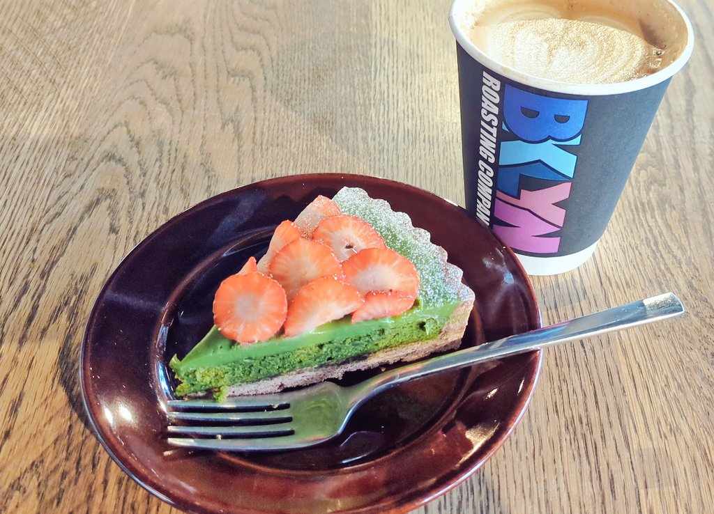 Nana_n0809's tweet photo. サンドイッチ売り切れてたからストロベリー抹茶タルトなる物を初めて食べたけど、うまっ！苺めちゃくちゃうまい✨リピ決定です
（brooklyn roasting company namba難波） https://t.co/rYNf48zlZZ