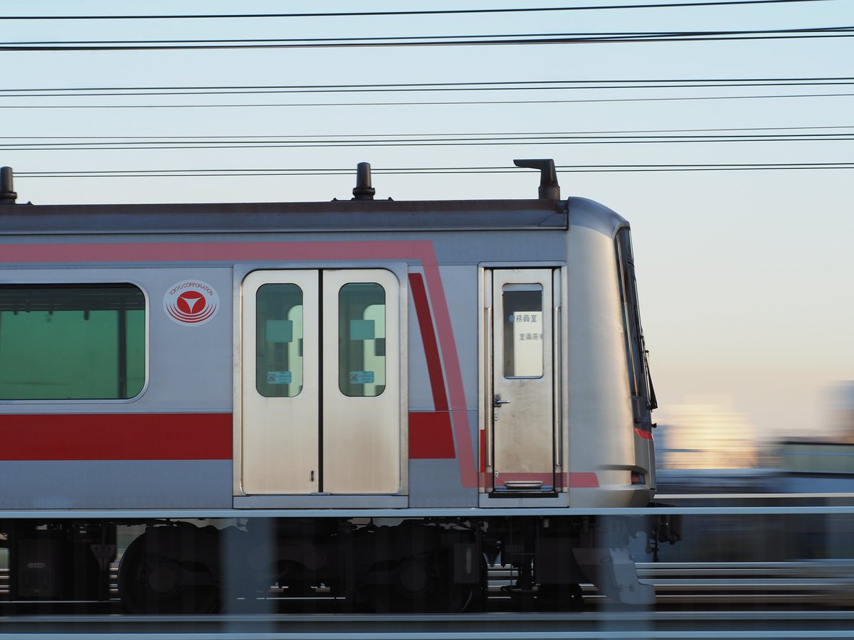 東急東横線を走る東急5050系電車。流し撮りに挑戦してみました
