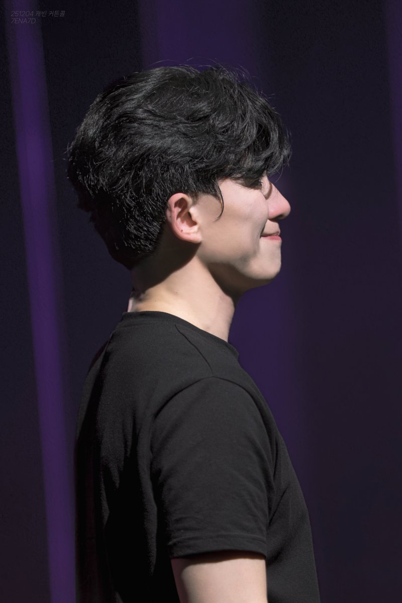 7ENA7D's tweet photo. 251204 캐빈 커튼콜

데이 役 #정동화 https://t.co/nASWCo2c9e