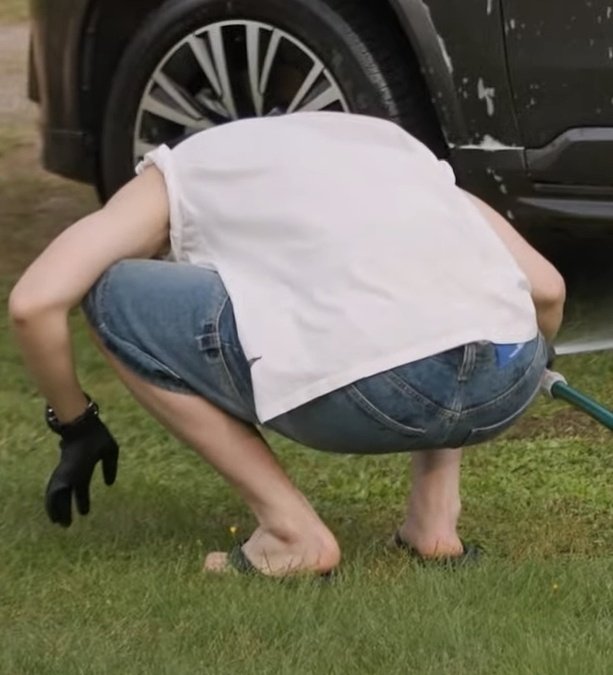 ASTRO Eunwoo wins "most hottie idol using  flip flops" this year