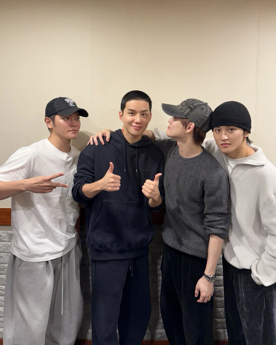 SUGARlNGPEACH's tweet image. The enlistment’s send-off team

Team Jungwoo — Taeyong, Chenle &amp;amp; Mark
Team Doyoung — Johnny &amp;amp; Haechan

🥹🥹🥹