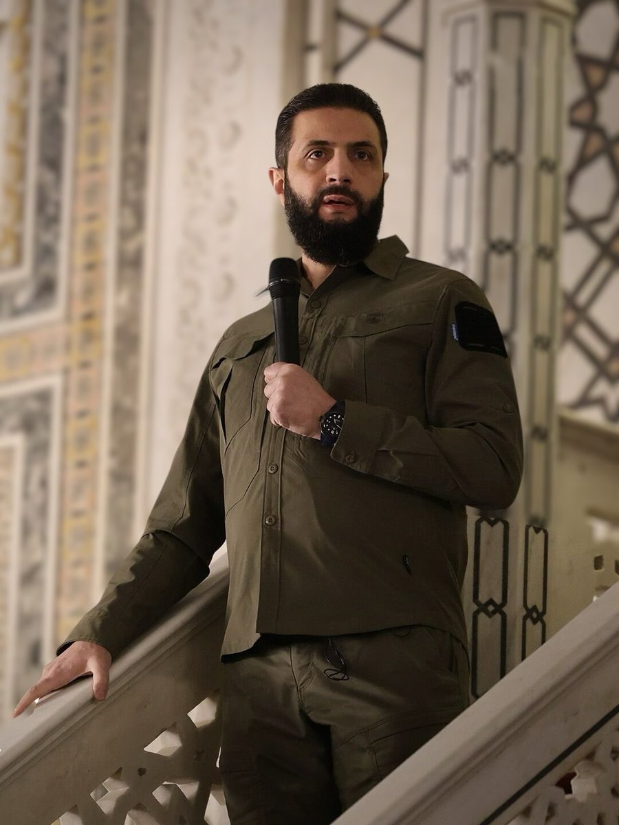 syraura's tweet image. الرئيس أحمد الشرع: أيها السوريون أطيعوني ما أطعت الله فيكم، فوالله لن يقف في وجهنا أي أحد، مهما كبر أو عظم، ولن تقف في وجهنا العقبات، وسنواجه جميعاً كل التحديات بإذن الله.