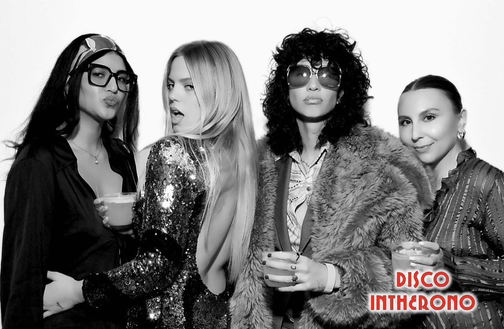 ReneeRapp_TH's tweet photo. (📸) ภาพ Reneé Rapp และ Towa Bird ที่ปาร์ตี้ ‘Disco Intherono’ ของ คุณ Charlize Theron ที่ผ่านมาค่ะ 😎🖤

©️Hollywood Photobooth https://t.co/EHQ9VAeb4x
