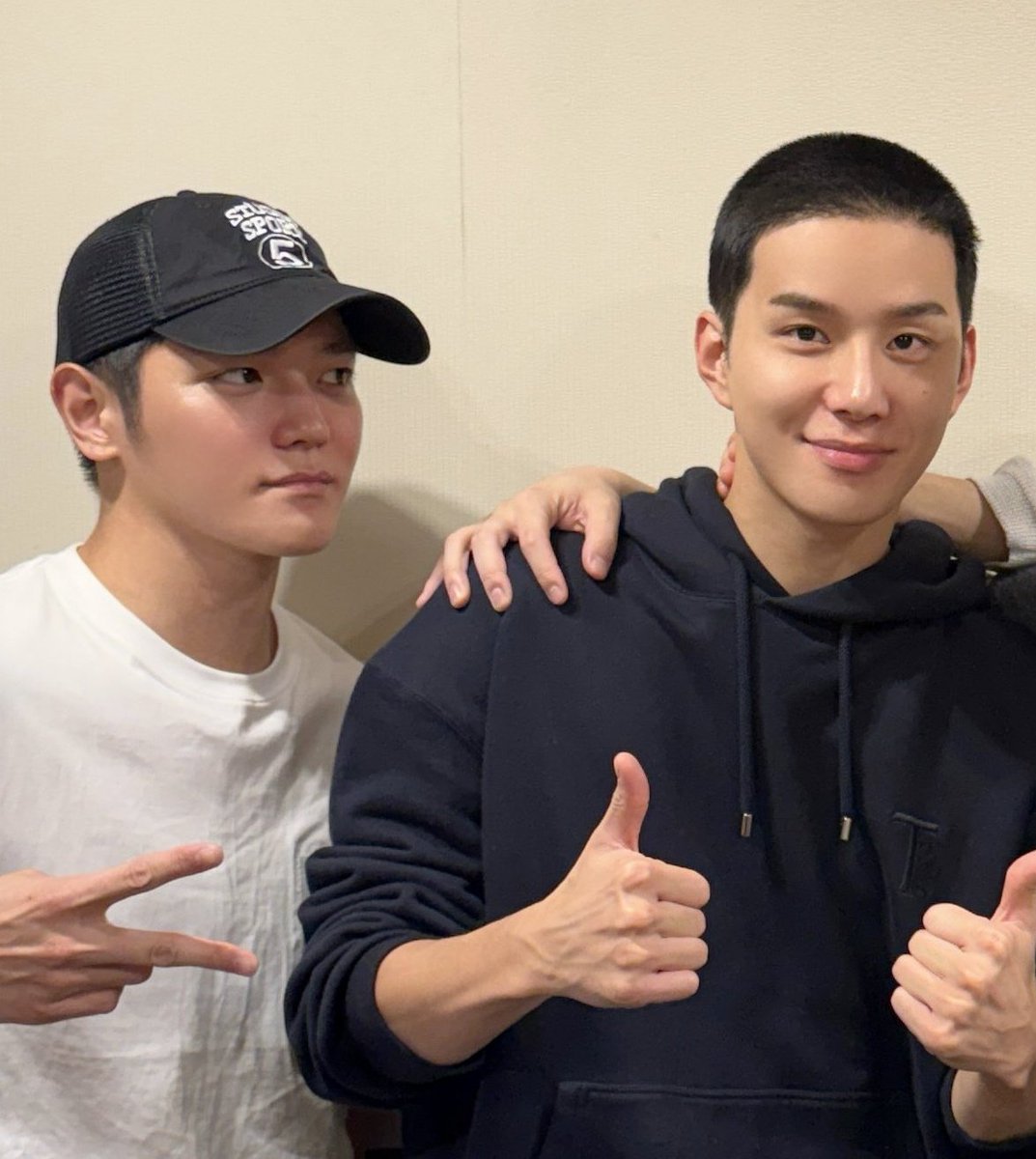 side eyeing jungwoo's head yeah that's not bald enough for him 😒