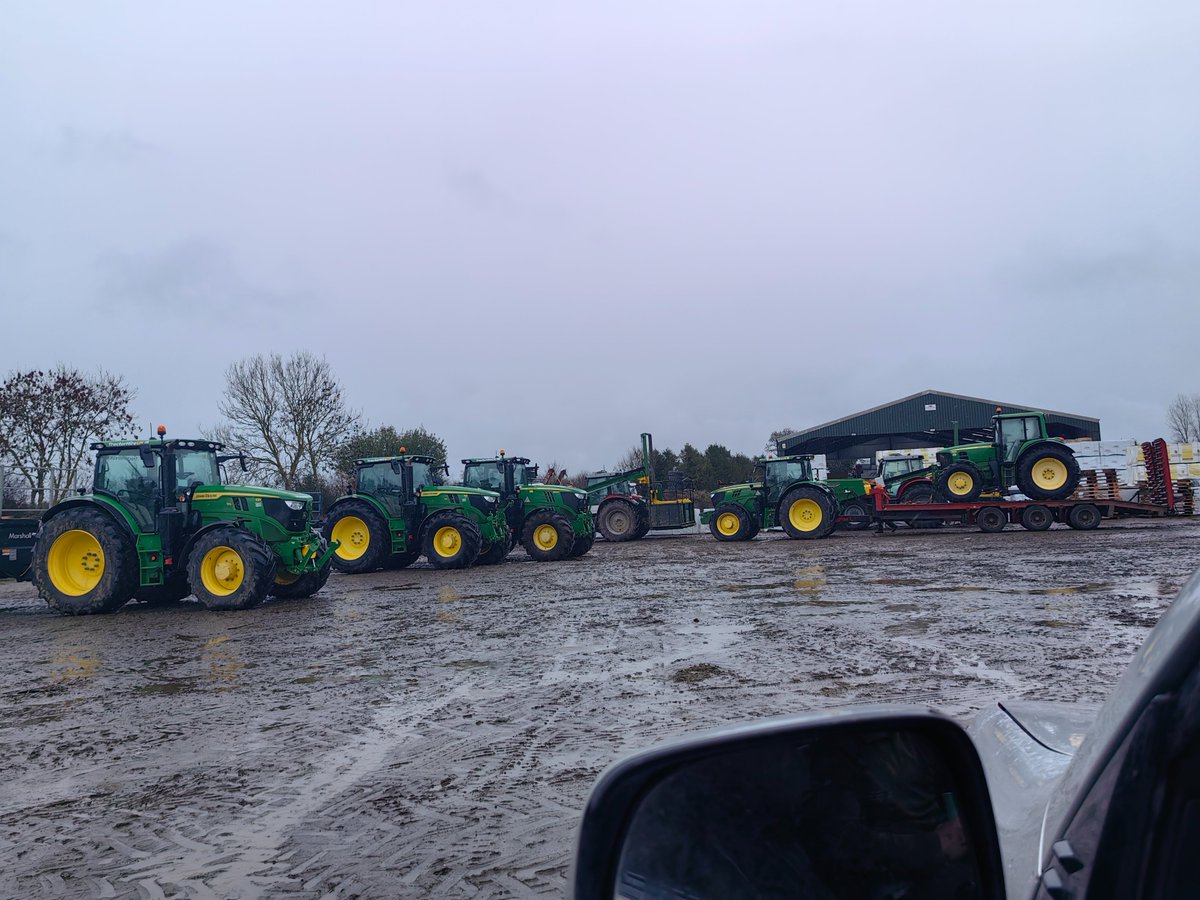 treenest's tweet photo. 🎄🎄For the tree farm, it starts to get slow, and some machines start to be cleaned for next season,  but our partners are still loading a lot of pallets and trucks on 4th/Dec.

👍Talked with a young guy, he worked more than 105 hours last week and this week, a bit fewer hours, big season, right?

#treenest #Christmastreefarm #treestand #Christmas2025