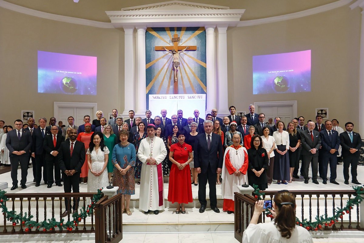 IEAmbSingapore's tweet photo. @IrlEmbSingapore joined more than 50 diplomatic missions for the annual Christmas concert by @ccrcsg 🎵 

Thanks to all for a wonderful evening of music with an important message of peace 🕊️ 

Min Indranee Rajah and I were on theme with our Christmas (and national) colours ❤️💚 https://t.co/1Fz0OfGZcQ