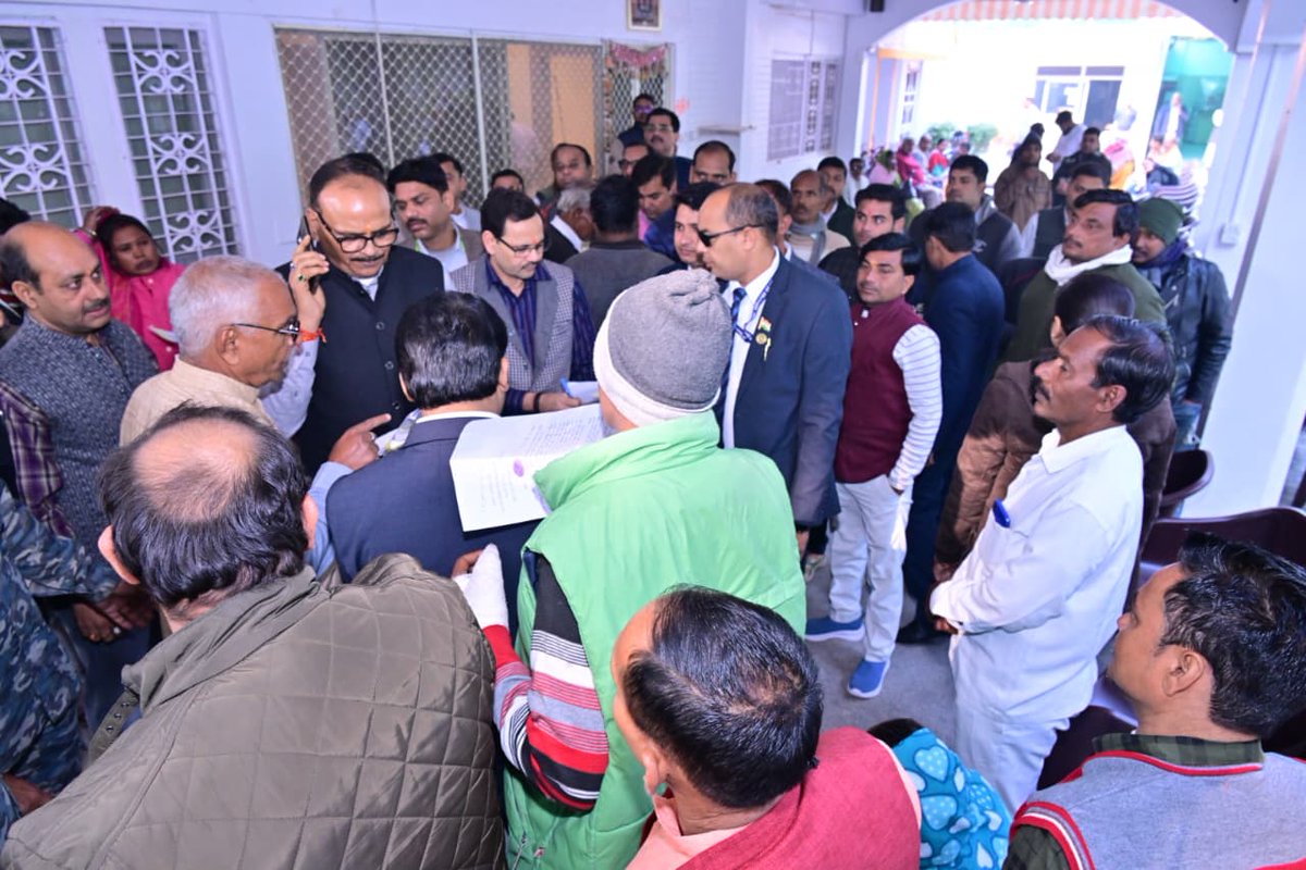 "जनसेवा का संकल्प है हृदय में" 

आज दिनांक 08 दिसंबर, 2025 को लखनऊ स्थित अपने आवास पर हृदयप्रिय "जनमानस" की सेवा के पुनीत भाव से प्रदेश के विभिन्न क्षेत्रों से आए आगंतुकों की समस्याओं को सुना एवं समस्याओं के त्वरित समाधान हेतु सम्बंधित अधिकारियों को आवश्यक दिशा निर्देश दिए।