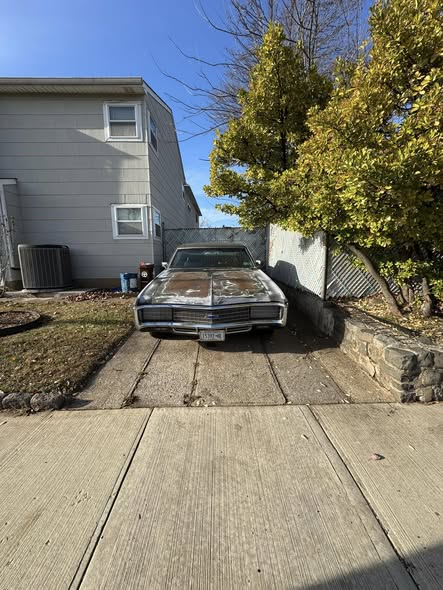 _Christina520's tweet photo. Is this a 1969 Chevrolet Caprice or Impala? Appears to have a vinyl roof https://t.co/zmoh2teCzM