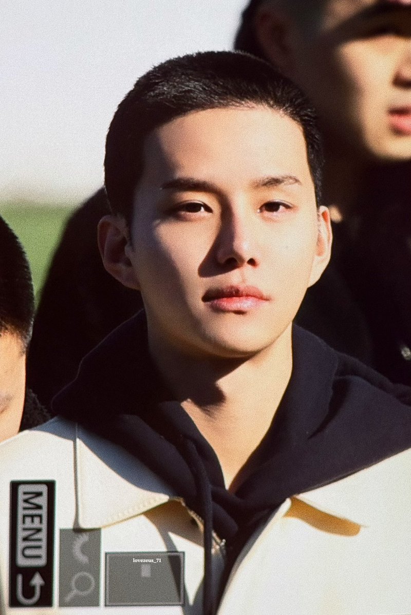 입대 전 팬들과 인사하는 정우