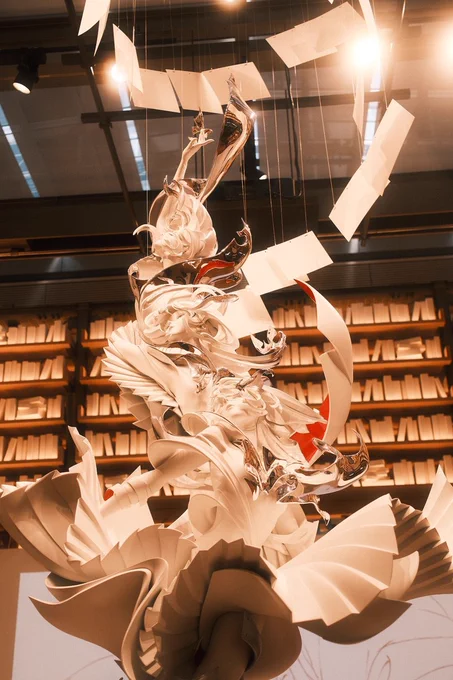 米山舞さんの個展へ行ってきました。 流動の美の極地を見たような感じ。 米山さん自身が絵に救われてるんだな、と感じました。 銀座蔦屋書店開催。