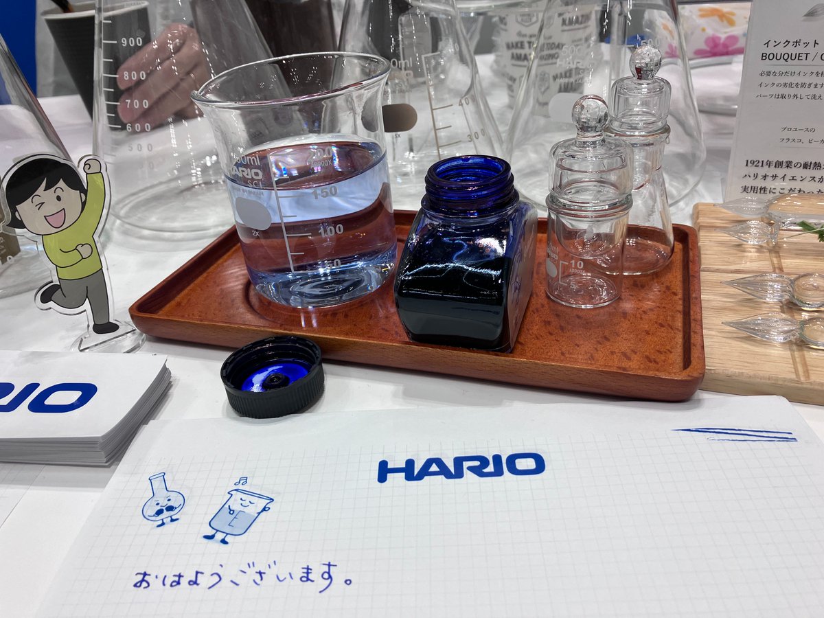 Funakoshi_CoLtd's tweet photo. ✦ハリオサイエンス（@harioscience ）さん！
いつものいいコーヒーの香りがしていました☕

展示物の中になんとガラスペンが！😳
非常に気になりつつも手が出せずにいた中の人…初試し書き！想像以上に書きやすく、びっくりしました…！

これは…マイクリスマスプレゼント候補かも…しれない…！
#MBSJ2025