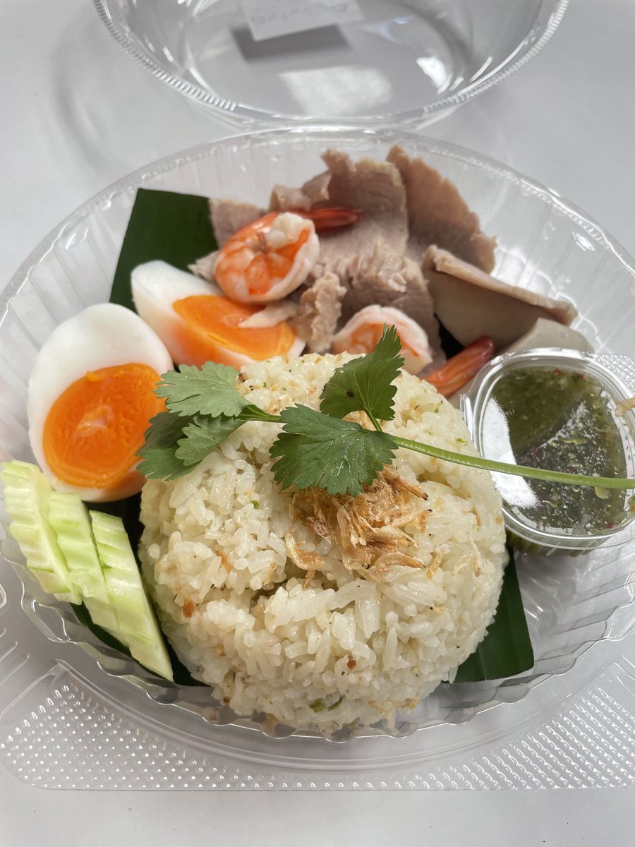 บอกแม่ค้าว่าเอาข้าวคลุกเกลือพริกได้มั้ย (เหมือนที่น้องลูกอุ้มบอก) เกือบได้กินทัพพีแม่ค้าแทนล้ะ😂