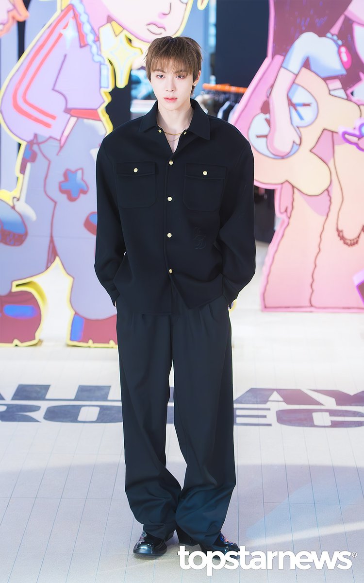 TSN_PHOTO's tweet photo. 올데이프로젝트 우찬, ‘시크한 올블랙 패션’ (포토월) [HD포토] #올데이프로젝트 #ALLDAYPROJECT #룩앳미 #LOOK_AT_ME #팝업 #포토월 #프리뷰 #우찬 https://t.co/q8tqLMG3bC <- Original Photo https://t.co/beC9HtxKuo