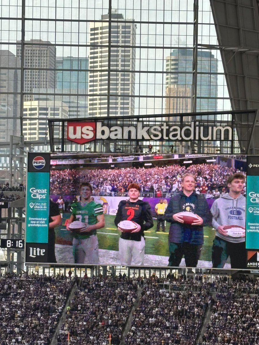 RapidsFB's tweet image. Big day for Grand Rapids Football! Oliver, along with the other Viking All-State players, recieved an invitation to the Vikings-Commanders game and were introduced during the 3rd Quarter. This a first for our program, but it won’t be the only! Excited to see who’s next!