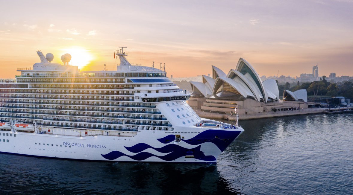 DirkBrandPC's tweet photo. What a sight seeing Discovery Princess glide into Sydney! The arrival truly showcases how spectacular this harbour is, few places in the world offer such a stunning sail-in or sail-out experience. Truly one of the most beautiful harbours on the planet. #sydney #discoveryprincess https://t.co/4dYazHhVHK