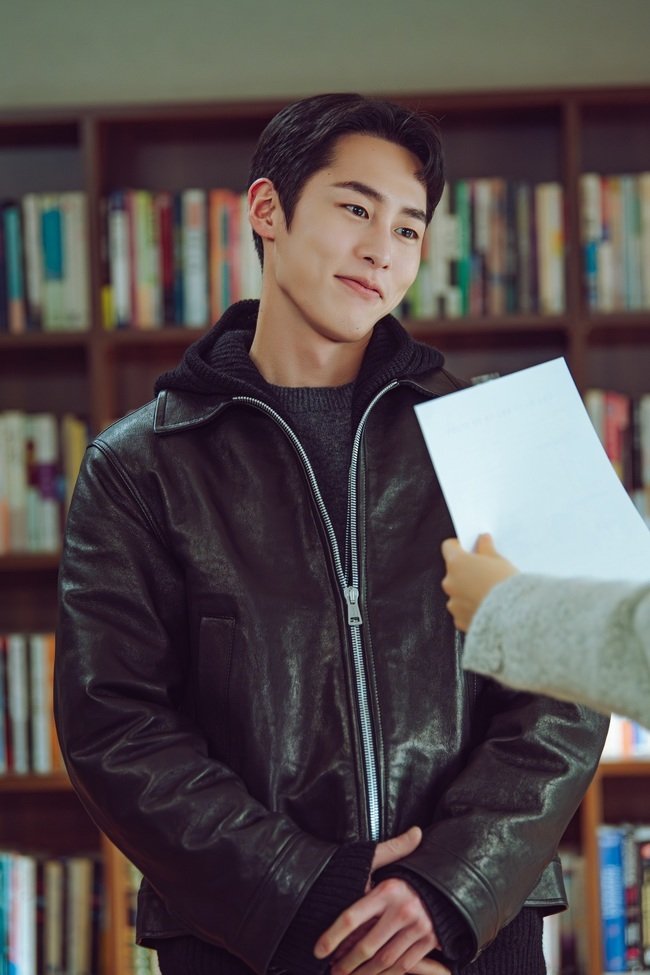 마지막 썸머 종영 소감 #이재욱
“도하로 보낸 시간은 저에게도 오래 기억될 특별한 여름이었다. 도하를 통해 한 걸음 더 성장할 수 있었고, 그 여정을 시청자분들과 함께할 수 있어 감사했다. 이 여름을 발판 삼아 배우 이재욱으로서 더 다양한 모습을 보여드리겠다”
naver.me/FfBybsjB