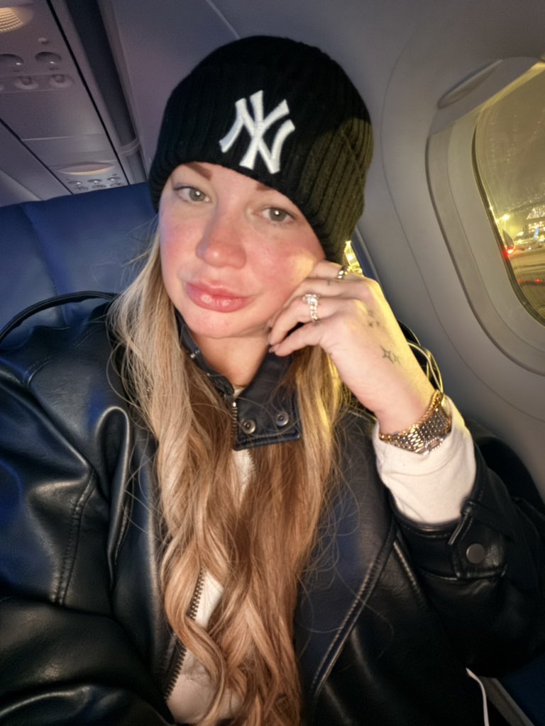 SizzySarah85's tweet photo. Down 4 OL guys tonight and flight home is unfortunately going to test my Xanax script it seems so I guess it’s going to be one of those evenings 🫠 https://t.co/BwbGJTffos