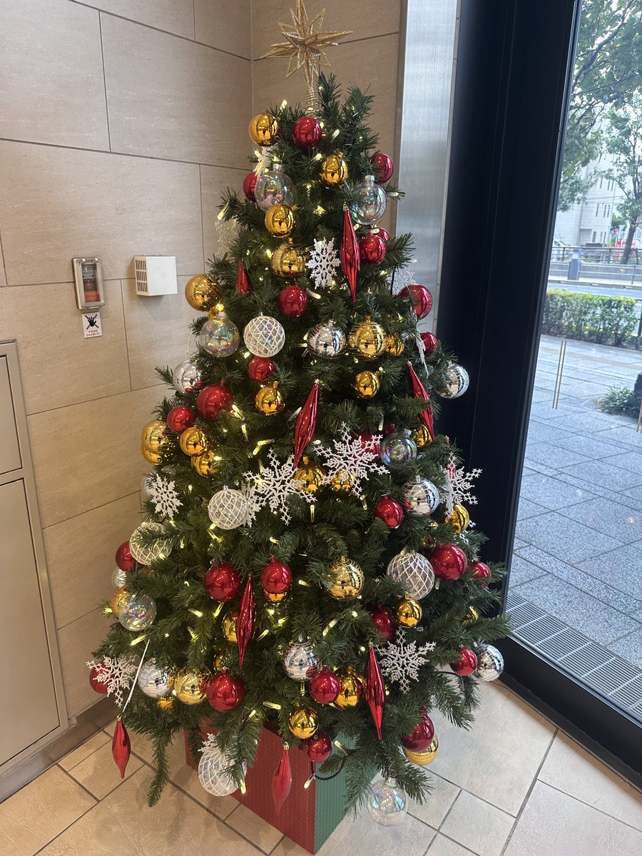 ショッピングモールのクリスマスツリーはやっぱりキラキラしてるぅ