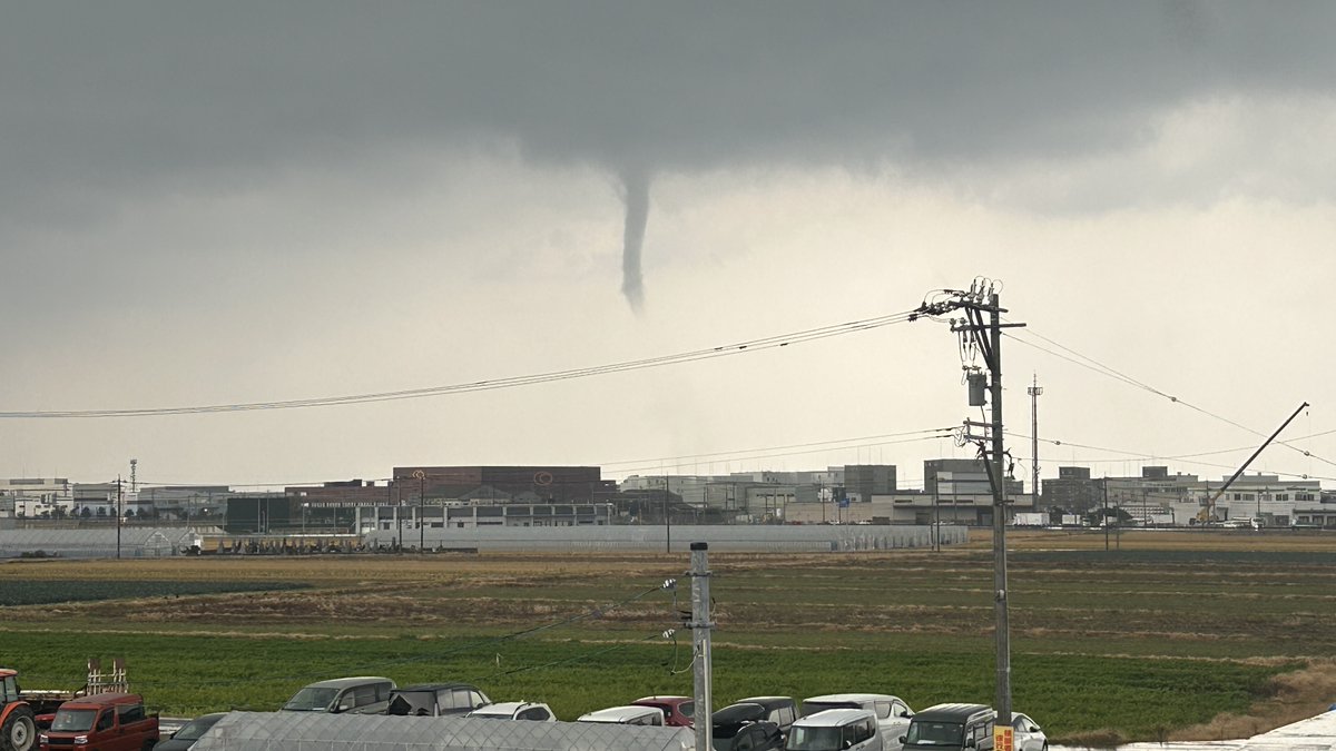 こちら安井ファーム、社屋から見て西側の方角の空に何か見えております
