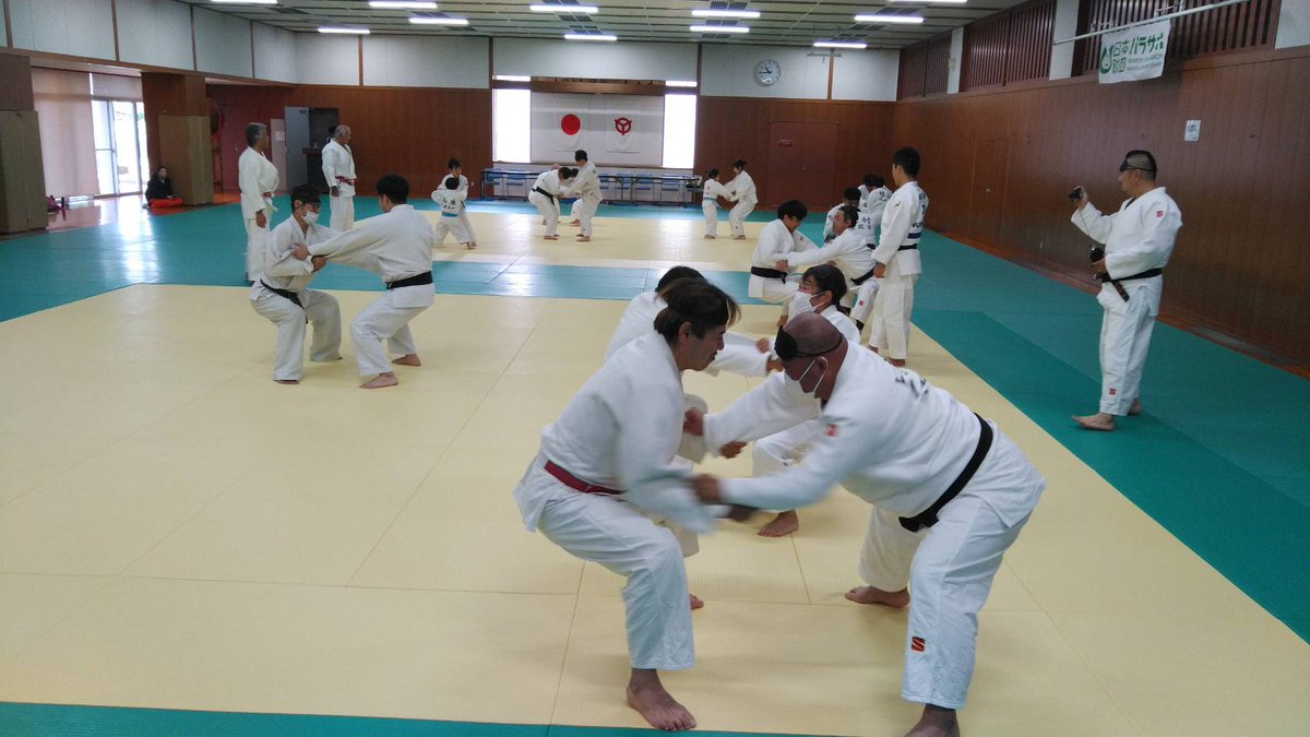 blindjudou's tweet photo. 12月7日、八尾市でパラ柔道体験会および指導者講習会を開催。午前は視覚障害者柔道体験と瀬戸勇次郎選手の金メダル報告、午後は指導者講習会とKUNDE柔道の試合・審判体験を実施。瀬戸選手との対戦は大盛況でした！

#パラ柔道 #KUNDE柔道 #瀬戸勇次郎 #柔道 #マイパラ https://t.co/Zzg9fUffM2