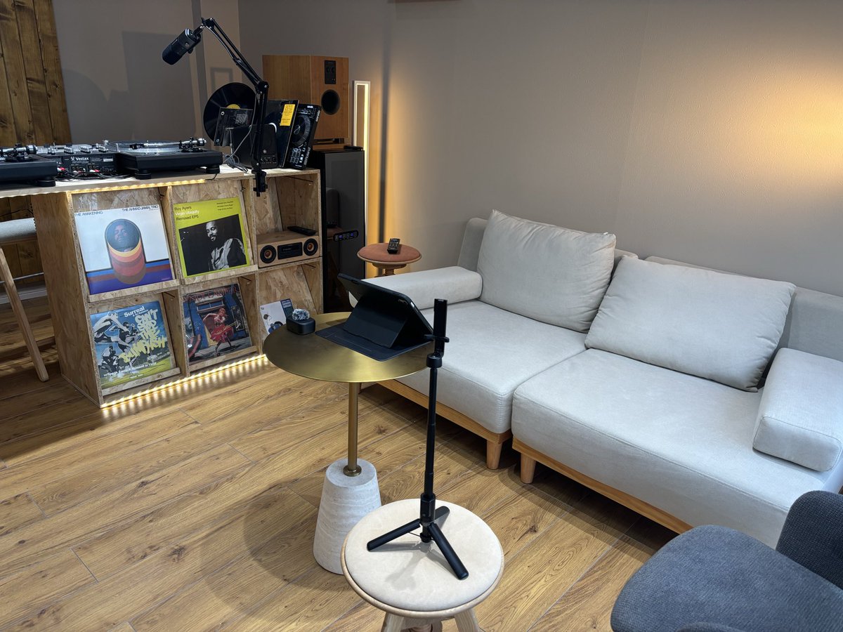 coff_vc's tweet photo. クライアントを招いて、制作中動画のコメント撮りを行いました🎙️

スタジオを自由に使わせてもらえる環境に感謝🙏

スタジオの雰囲気を楽しんでくれて良かったです☕️

#動画制作 https://t.co/esg1aVwIML