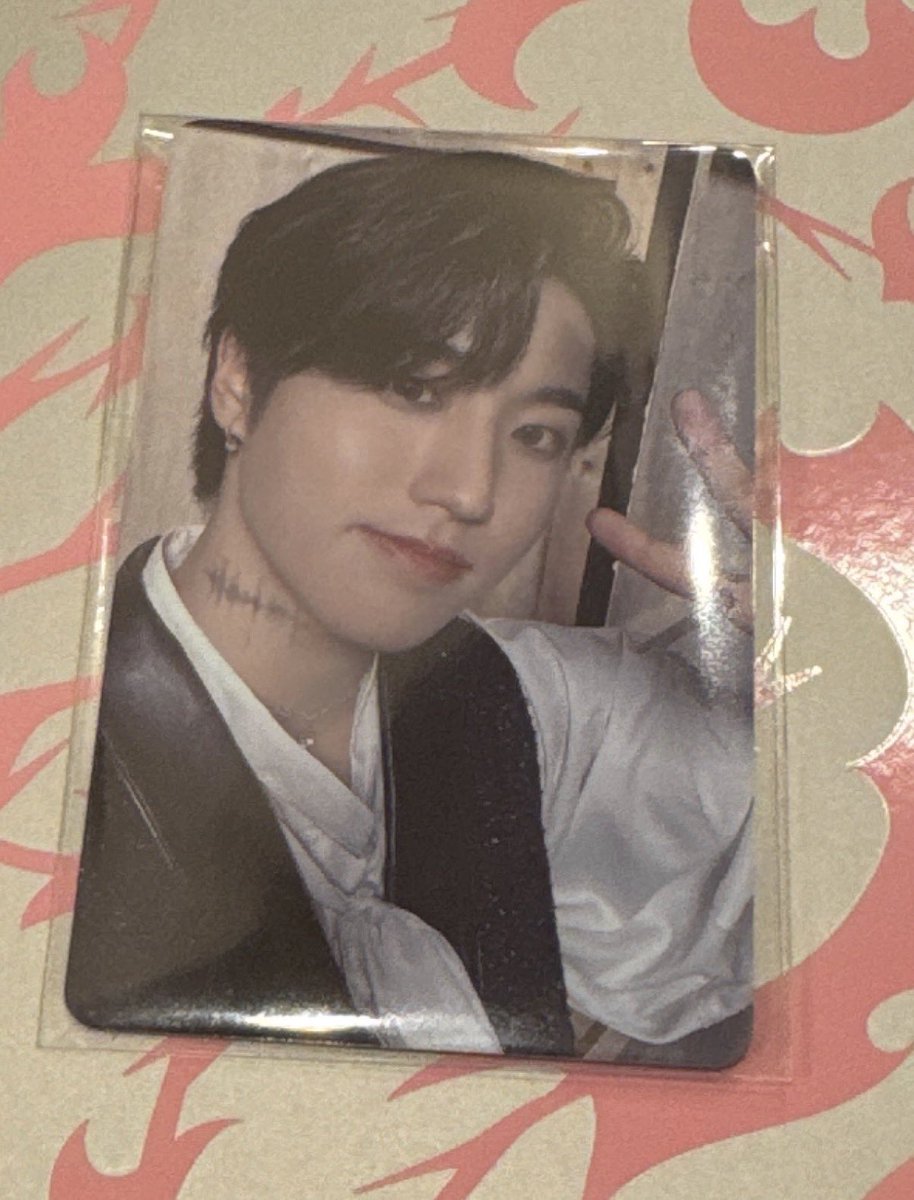 スキズ展示会の購入特典を、どなたかヒョンジンと交換頂けないでしょ