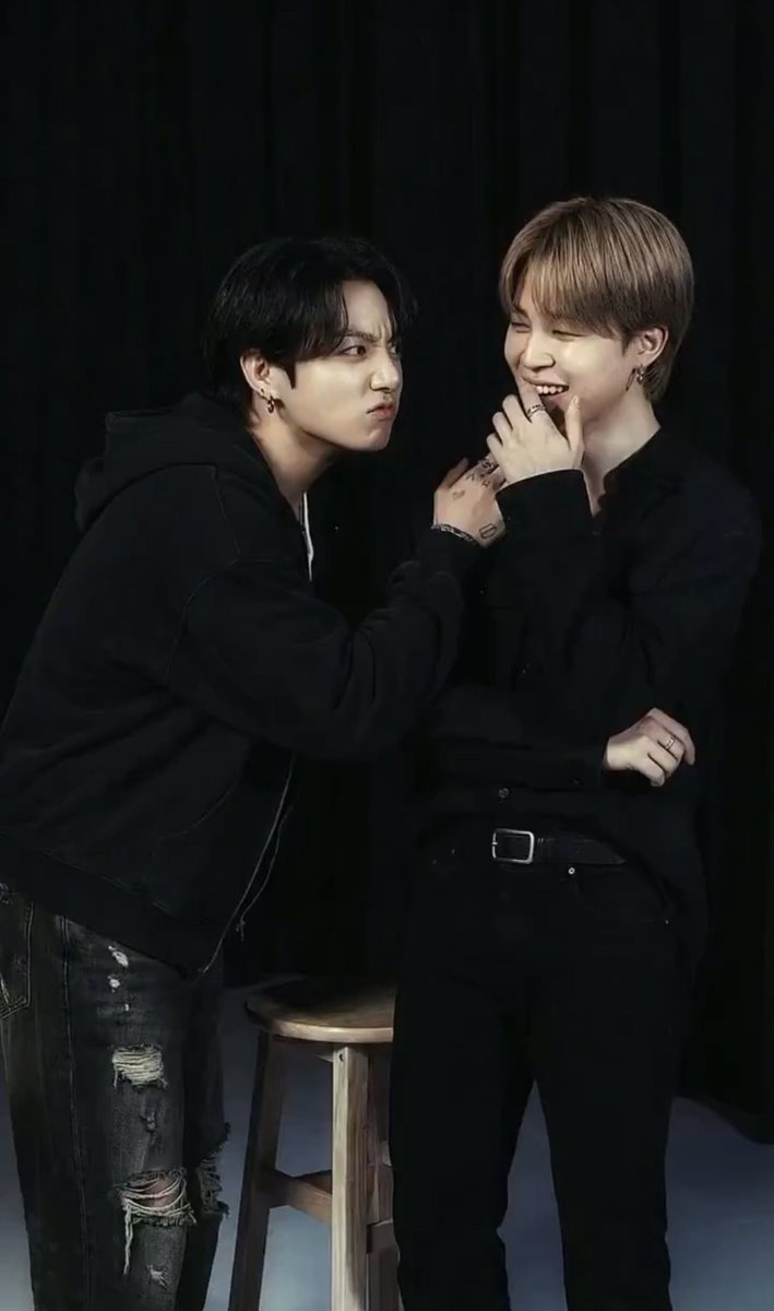 parkjihan1313's tweet photo. 정국이 지민이 그와 함께 무엇이든 하게 하고 이 사진에서 그들을 볼 것이라는 데 동의하자. 세상에, 너무 커플 코딩이야😭🫶🏻 https://t.co/9NEmU3JXYS