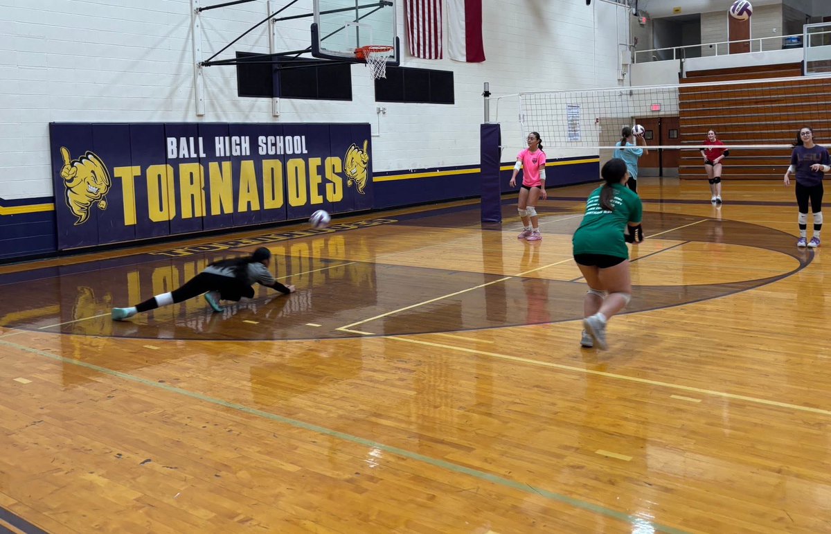 ZoeSimpson2029's tweet image. Attended a skills clinic hosted by Anita Anwusi of LOVB Houston this weekend.🌪️🏐. Club 🏐 season loading.  HS 🥎 season loading #MultiSportStudentAthlete #StayGrinding @torsvolleyball #GVC @Lady_Tors_Softb @gatorjack72 @AppStorms48176 @TopPreps @NationalScoutin @ScoutUrecruit