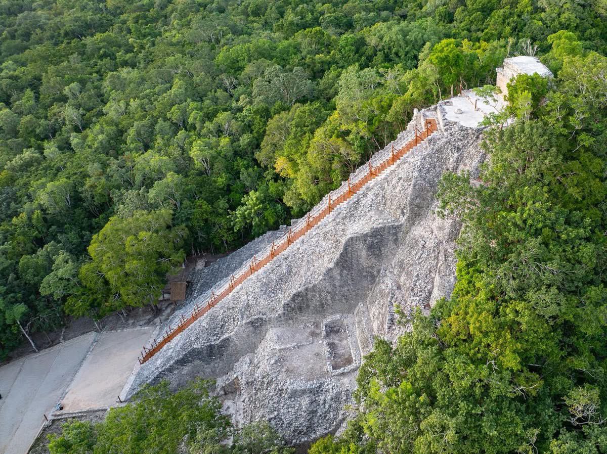 SECTUR_mx's tweet photo. La zona arqueológica de Cobá suma un nuevo atractivo con la reapertura de la escalinata de Nohoch Mul, la estructura más alta del sitio y una de las pirámides mayas más imponentes de la región, con cerca de 42 metros de altura. 🏛️🌿

Este emblemático acceso vuelve a estar disponible para habitantes y visitantes tras un proceso de conservación y revisión estructural, lo que garantiza una experiencia segura y respetuosa con el entorno. La reapertura permite redescubrir la planificación urbana que caracterizó a esta ciudad prehispánica. 🙌🏼

Un paso más para fortalecer el patrimonio cultural de #Tulum, diversificar su oferta turística y proyectar al mundo la riqueza histórica de la civilización maya. 🤩✨