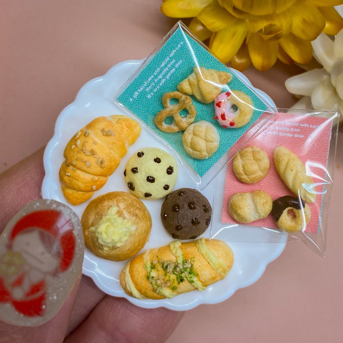ayakazukin_mini's tweet photo. 新作コラボミニチュア📢
さらに新シリーズ追加しました✨

今回は焼き立てパン🥖
こんがりふっくら、思わず手を伸ばしたくなるパンを
ちいさく詰め込んだ全6種🍞

【コラボ】fiola @fiola111
BASEにて販売中👀✨
#ミニチュア #ハンドメイド #焼き立てパン #fiola

https://t.co/O3nFSSgx2a https://t.co/FPJAQZpqZt