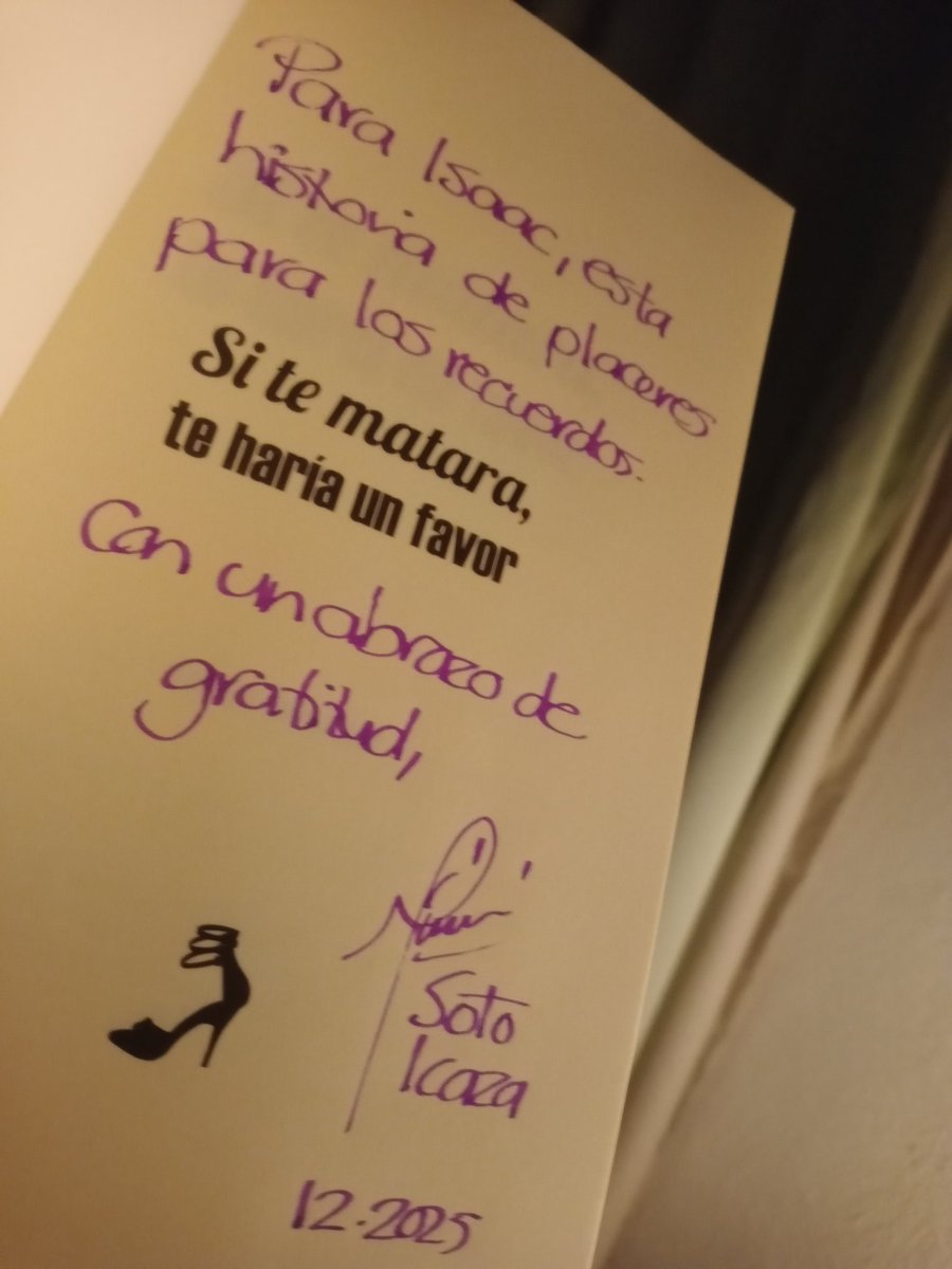 Hace dos días en la FIL Guadalajara, durante la Presentación de un libro, luego me fuí a comprar otros más y además conocí a <a href="/MonicaSotoIcaza/">Mónica Soto Icaza✍</a> y me firmó su último libro.