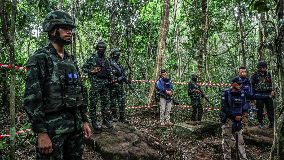 Breaking24N's tweet photo. 🚨 Border Tensions Rise 🇹🇭🇰🇭

Thailand’s army says it launched air strikes along a disputed border area with Cambodia after fresh clashes.

The strikes aim to push back Cambodian forces and control rising tensions. https://t.co/gogcfEhOyr